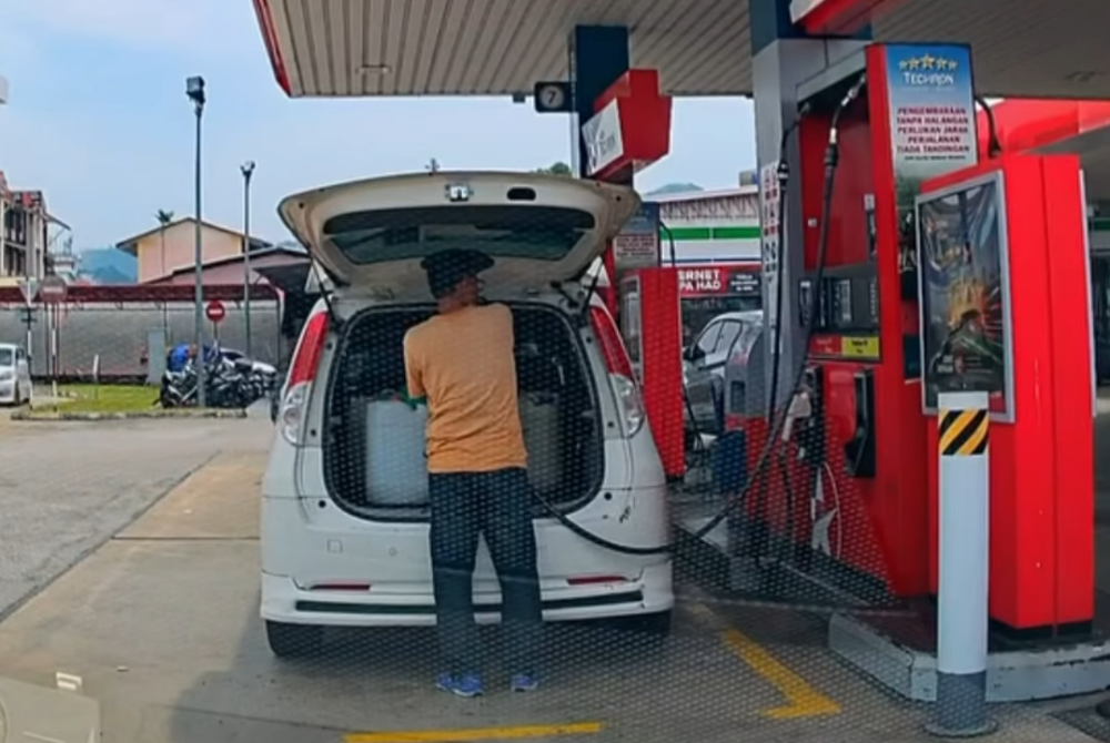 男子将RON95汽油注入塑料桶的行为，被行车记录仪全拍下。-图截自视频-