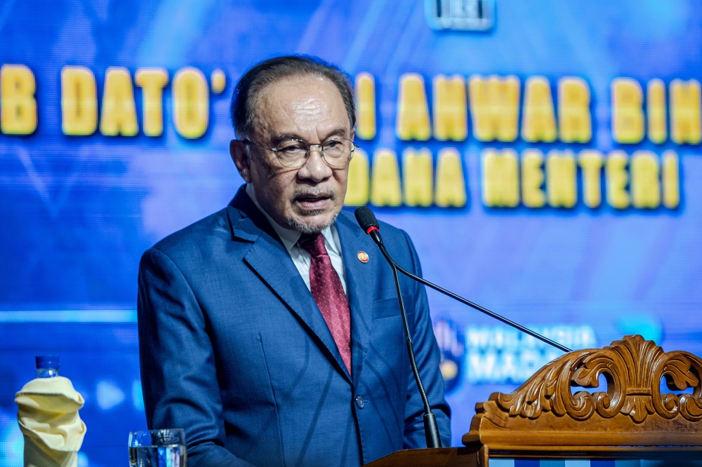 安华指出，警队如今更为雷厉风行的打击非法集团及贪污巨鳄，而这些犯罪份子在过去无人敢对付。-Firdaus Latif摄-