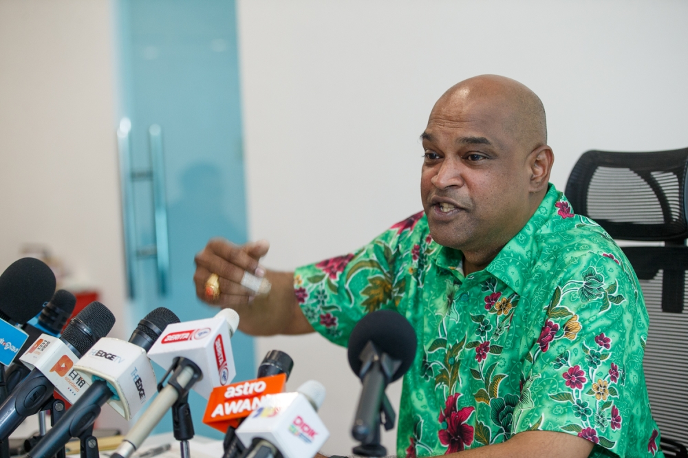 拉马南呼吁陈文龙不要转弯抹角，直接点名是哪个人收取950万令吉疏通费。-Raymond Manuel摄-