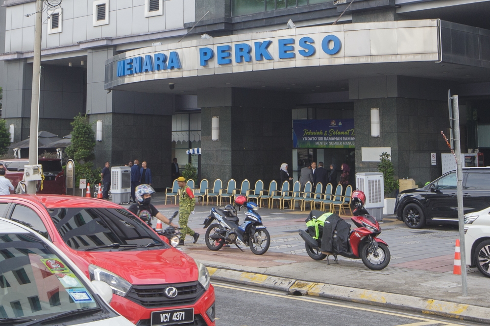 人力资源部准备向内阁提呈关于在社险机构纳入“通勤者计划”建议，为逾40万名每日往返新加坡的通勤族提供社会保障。-Raymond Manuel摄-