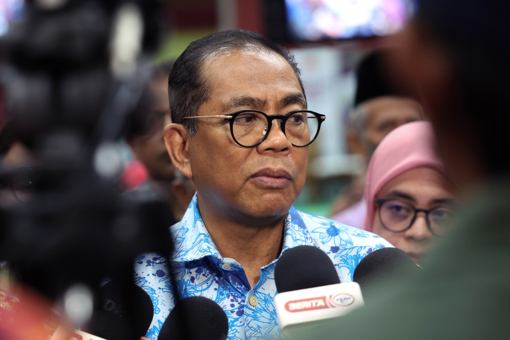 卡立诺丁表示，数名前巫统领袖的重新入党申请，将提呈巫统最高理事会议审议。-马新社-