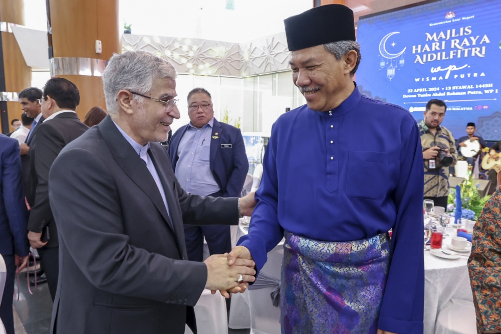 瓦里奥拉保证，大马船只能通过霍尔木兹海峡，无需支付任何费用。右为莫哈末哈山。-马新社-