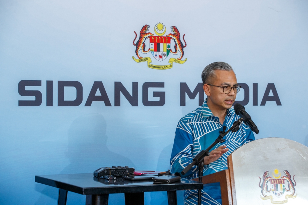 法米说，内阁已经议决，在企业黑帮事件调查完毕后，才决定是否公布阿占持股争议报告。-Raymond Manuel摄-