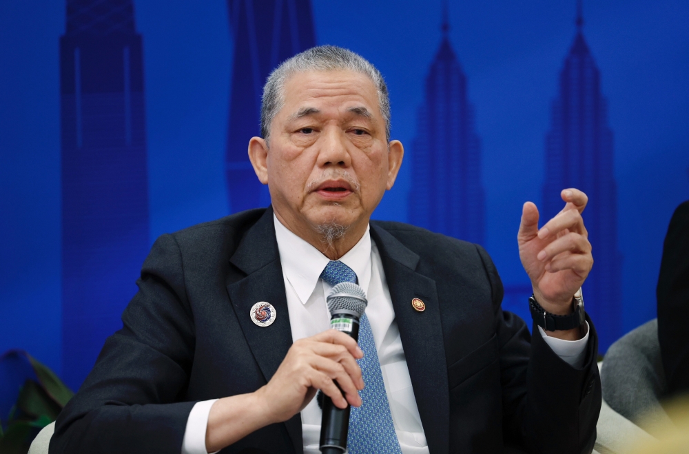 法迪拉说，为了节省能源消耗，政府大楼的冷气不可设定在24°C以下。-马新社-