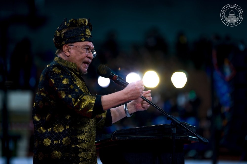 安华指出，在全球面对燃油涨价的危机之际，大马人仍享RON95每公升1令吉99仙的价格，应该谢天谢地。-图取自首相办公室脸书-