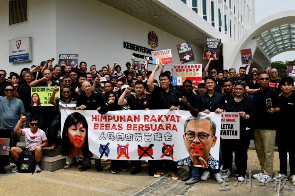 李伟康（右4）、刁健城（右6起）与洪伟翔成功号召200人抗议政府打压言论自由。-图取自李伟康脸书-