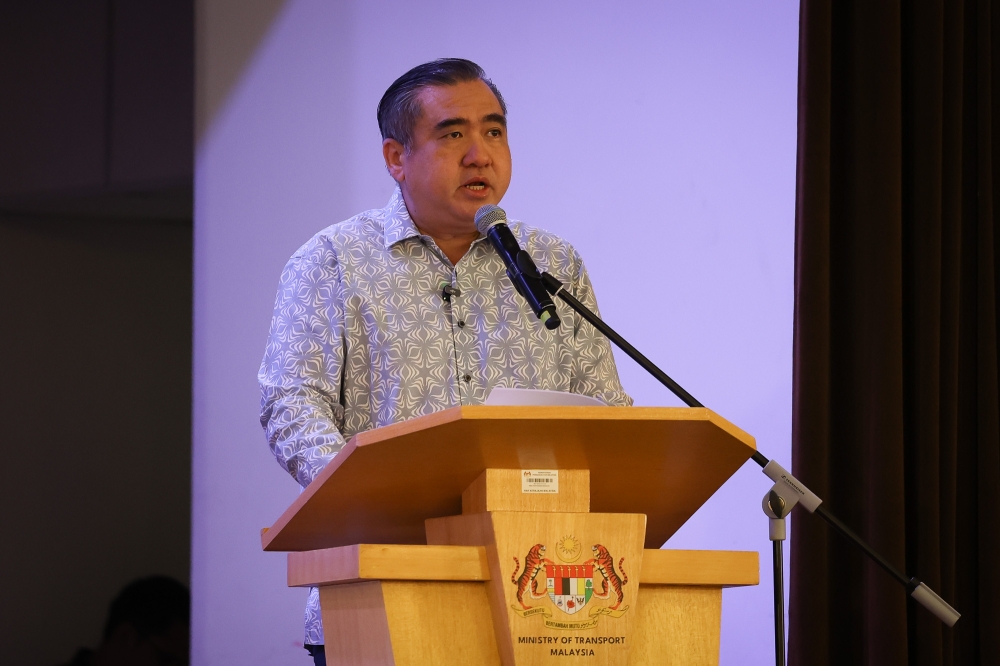 陆兆福呼吁民众多用公交代步，同时也鼓励电召车公司推广“拼车” 服务。-Yusof Isa摄-