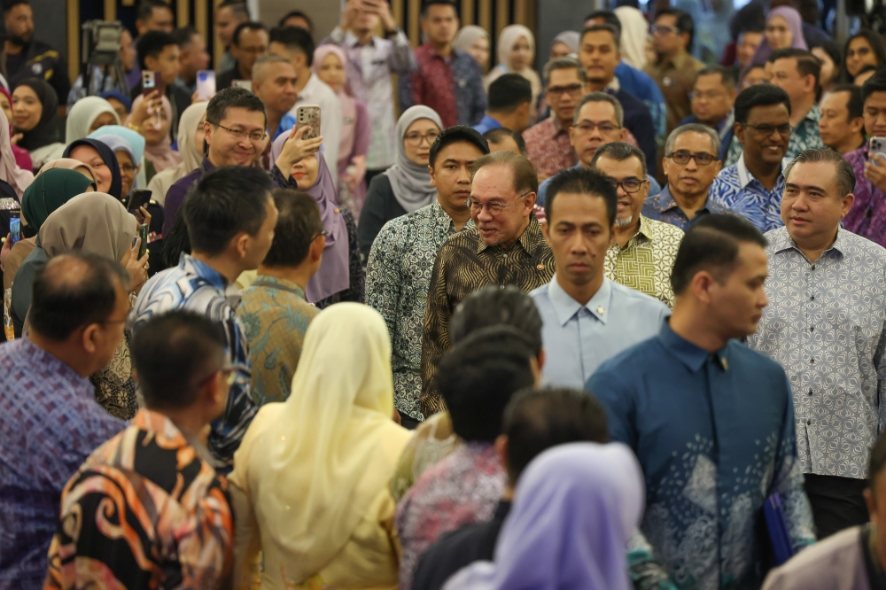 安华到交通部的常月集会，与该部门的公务员交流。-Yusof Isa摄-