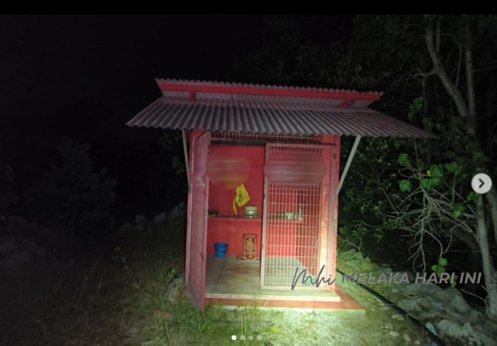 神龛被人写上与伊斯兰有关的字眼，引起穆斯林的关注。-图取自melakahariini instagram-