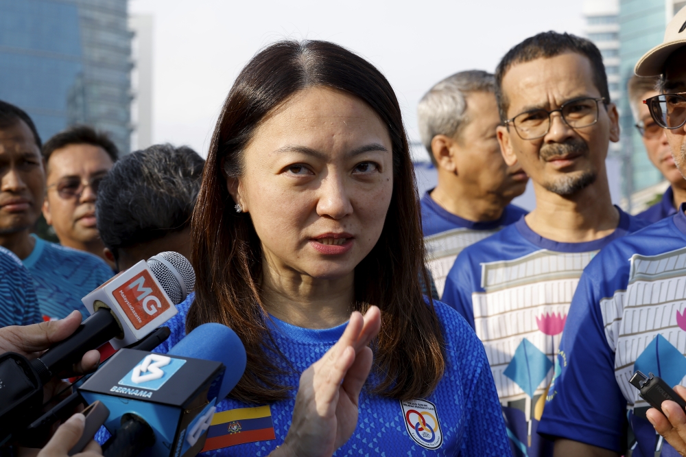 杨巧双宣布，在DBKL管辖下的1万名商贩，将获得为期两年的50%摊位租金减免。-马新社-