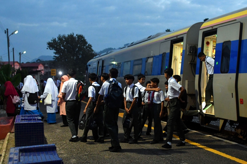 从4月15日起至10月14日，搭乘双轨电动火车及东海岸人民快车享有30%折扣。-马新社-
