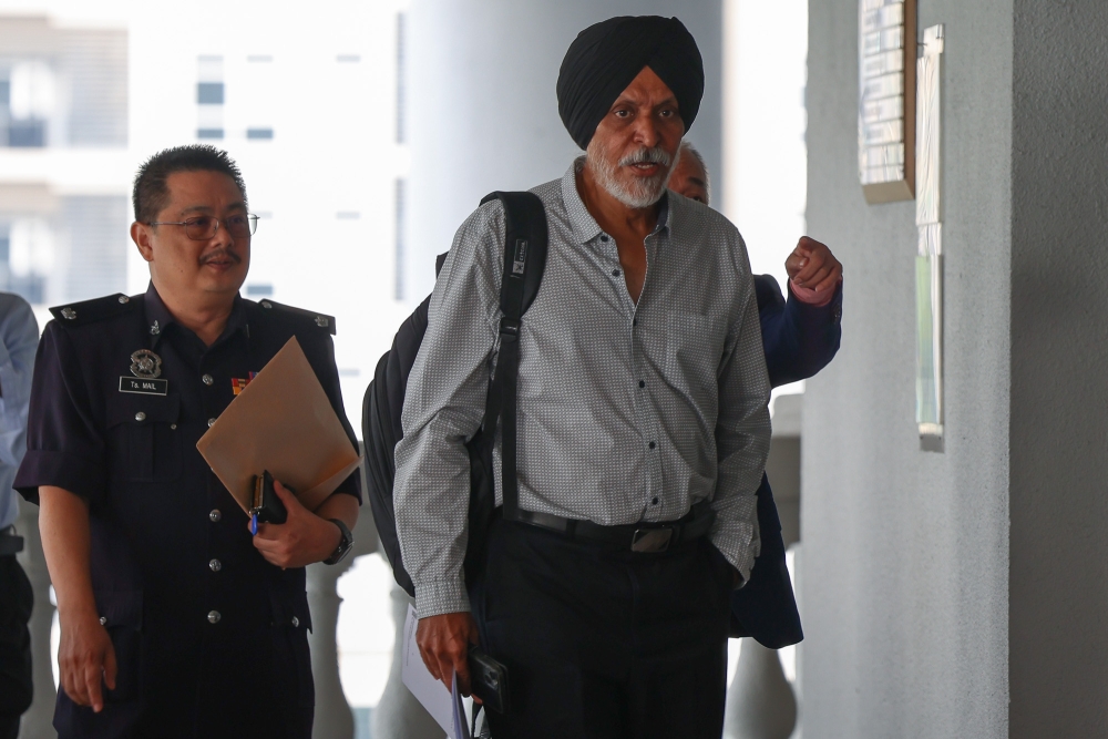 阿玛星在法庭供证时，回述他受查搜查纳吉公寓时的情况。-Yusof Isa摄-