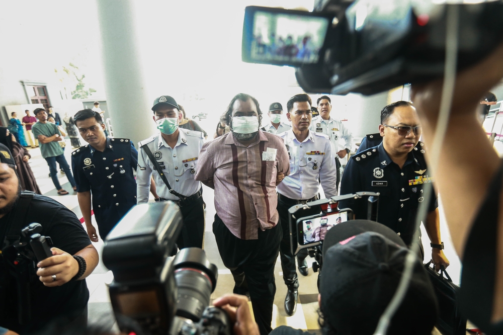 莫哈末卡玛被押往吉隆坡法庭面控。-Sayuti Zainudin摄-