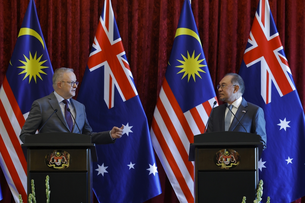 安华（右）与阿尔巴尼斯举行联合汇报会，讲解两国达成的协议。-马新社-