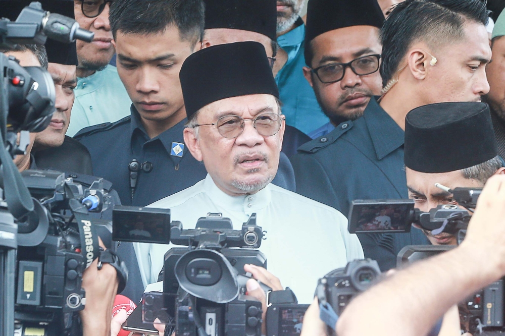 安华说，在7艘大马船中，有两艘船安全通过霍尔木兹海峡及1艘故障，其余4艘虽已获允通过，但仍有待密切观察。-Sayuti Zainudin摄-