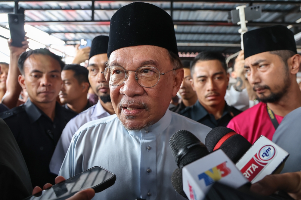 安华说，如果经济恶化，他会考虑部长减薪的建议。-Yusof Isa摄-