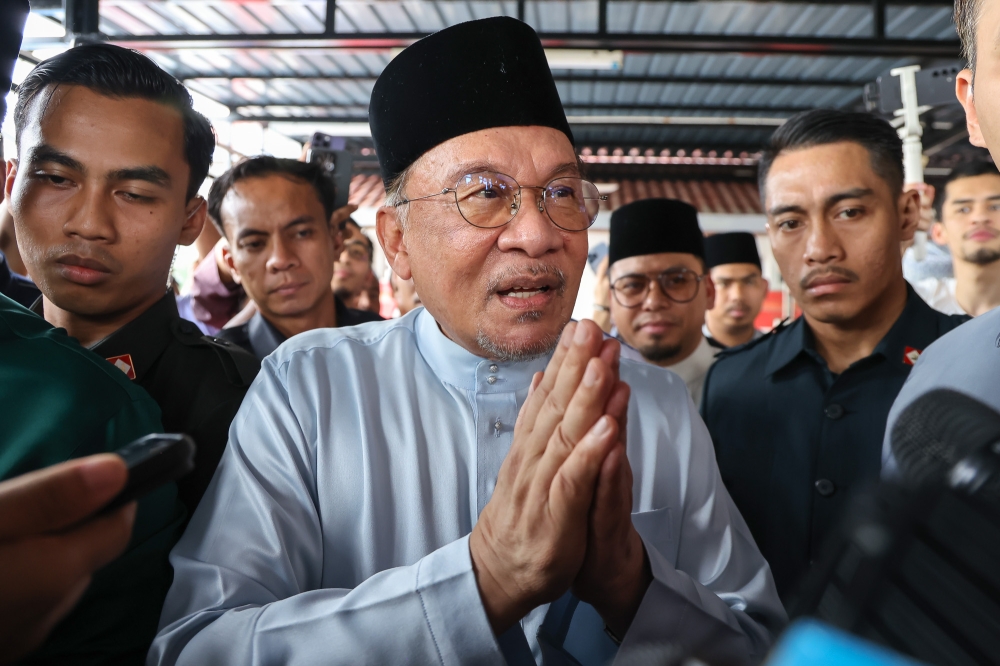 安华说，他已经下达指示，研究恢复浮罗交怡岛免税地位一事。-Yusof Isa摄-