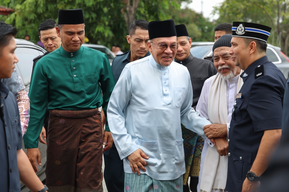 安华抵达城消拯局祈祷所进行周五祈祷。-Yusof Isa摄-