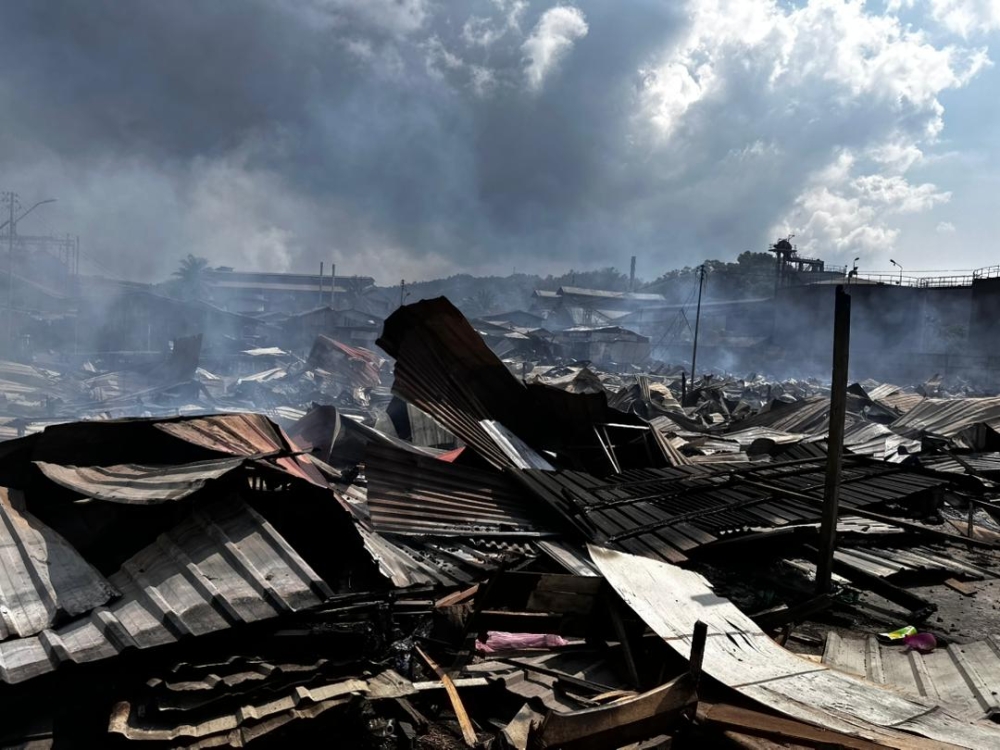 根据山打根消拯局，幸福村大火造成多达1000间水上房屋被烧毁。-Daily Express-