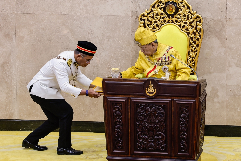 雪兰莪州务大臣拿督斯里阿米鲁丁（左）周一在第15届第4季第一次雪州议会开幕仪式上，向雪州苏丹沙拉弗丁呈上施政御词。-马新社-