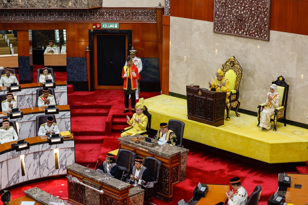 雪州苏丹沙拉弗丁周一为第15届第4季第一次雪州议会主持开幕仪式。-马新社-