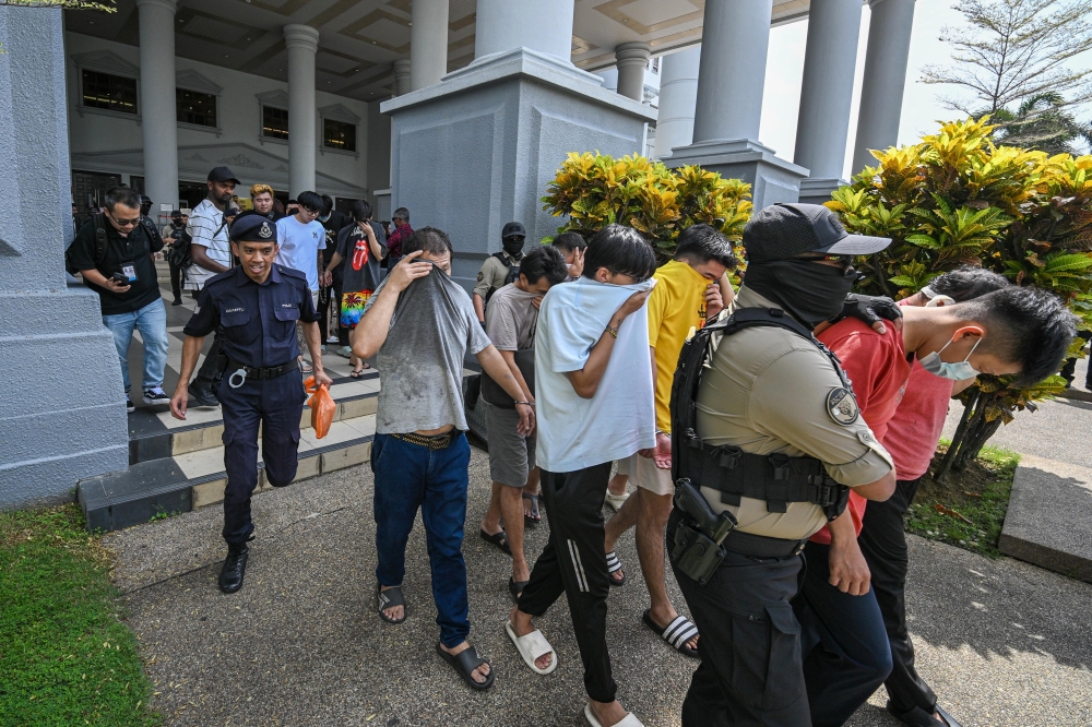 4月10日，34名涉案男子在推事庭被控持械参与骚乱并俯首认罪。-马新社-