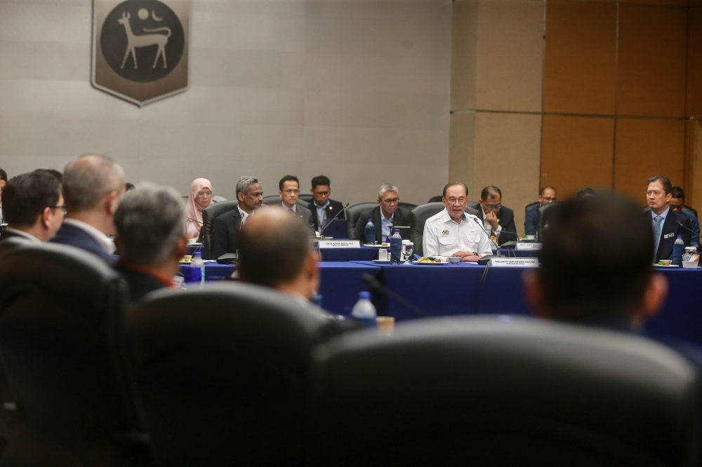 首相安华周二与国内20家金融机构代表会晤。-Sayuti Zainudin摄-