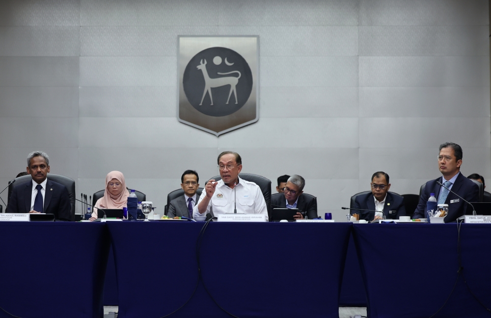 首相安华周二出席圆桌会议，与国内20家金融机构代表会晤。-马新社-