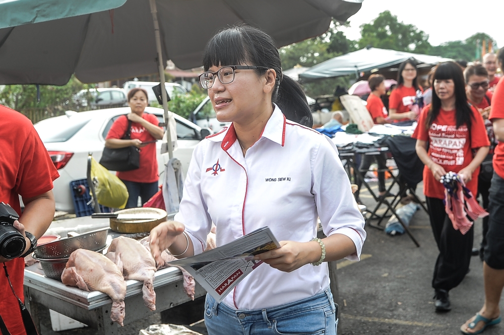 王诗棋在雪州议会上建议重新探讨现代化封闭式养猪场，引起雪伊青团炮轰。-Shafwan Zaidon摄-
