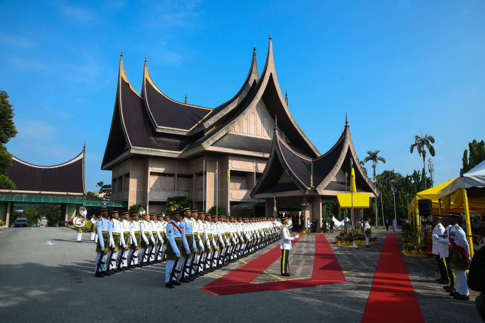 森美兰第15届州议会第4季首次会议周四开幕，但议长在开幕典礼结束后宣布会议已展延至另行通知。-Yusof Isa摄-