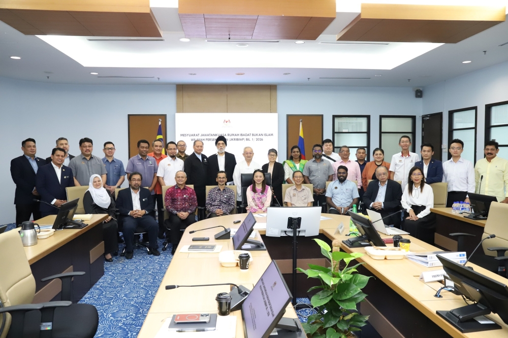 杨巧双（中）周二主持联邦直辖区非伊斯兰宗教场所委员会议。-图取自杨巧双面子书-