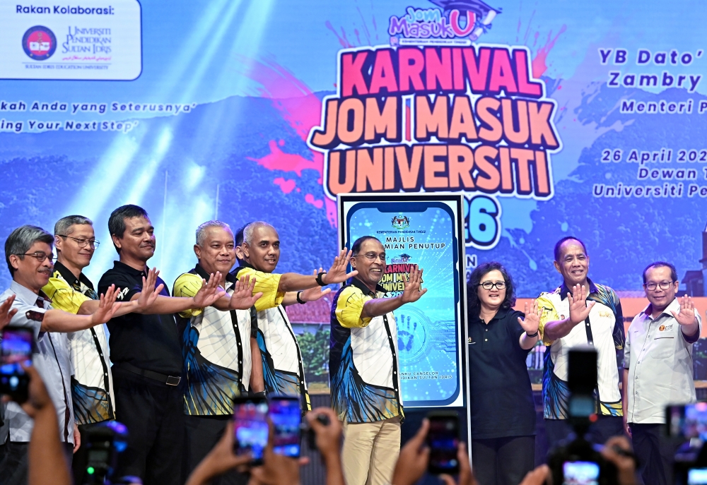 赞比里周日在苏丹依德利斯教育大学（UPSI）苏丹阿兹兰沙校区出席2026年升学嘉年华闭幕仪式暨2026年全球教育者奖推介礼。-马新社-