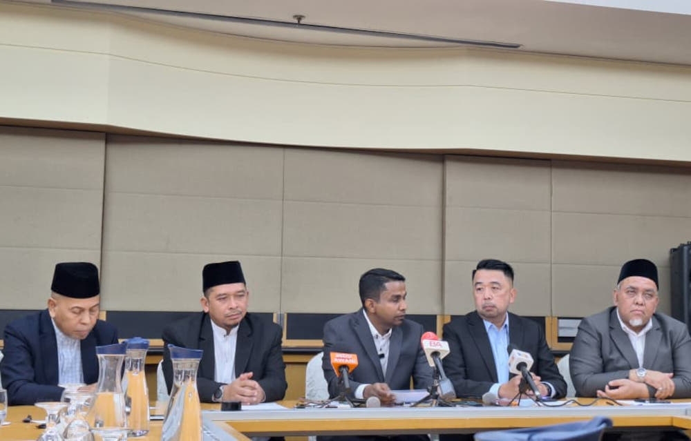 国盟5名森州议员阿都法塔（左起）、莫哈末菲鲁斯、莫哈末哈尼法、利祖安阿末以及卡玛鲁周一在新闻发布会上，表态已准备好与森州国阵合作。-Ida Lim摄-