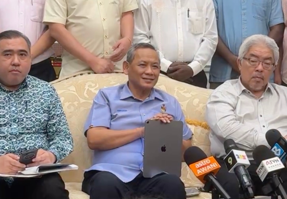 阿米努丁（中）表示，他将继续担任森州大臣。