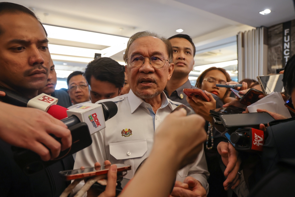 安华说，他将会与阿末扎希会面，讨论森州行政危机课题。-Yusof Isa摄-