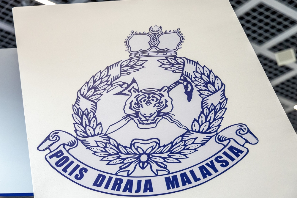 警方接获来自全国各地的投报，投诉雪州苏丹肖像被纂改以及侮辱王室一事。-Firdaus Latif摄-