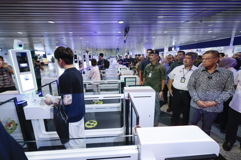 赛弗丁（右）巡视新山武吉查卡站综合移民、关税、检疫及安全大厦的新山—新加坡捷运系统（RTS Link）工程进展。-马新社-