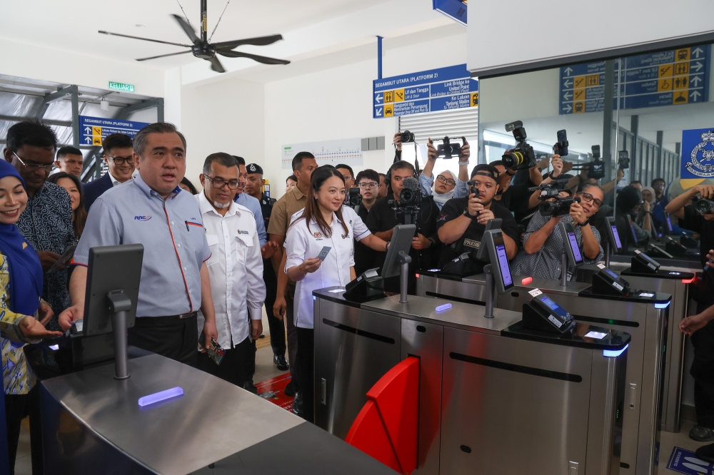 陆兆福为巴生谷电动火车泗岩沫北站主持推介。-Yusof Isa摄-