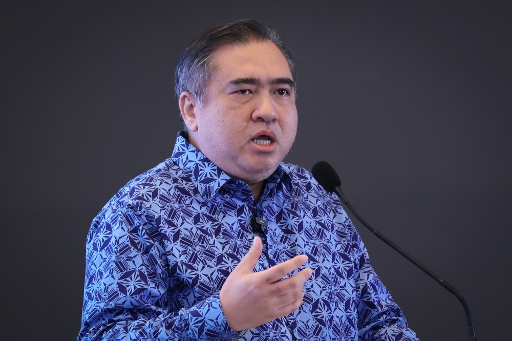 陆兆福说，JPJ会在长假期间才改进车辆转名系统。-Yusof Isa摄-
