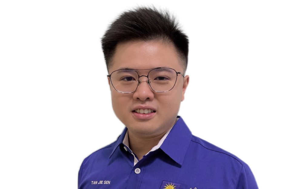 陈捷森说，陆兆福与安华并没有兑现早前的宣布，失信于民。