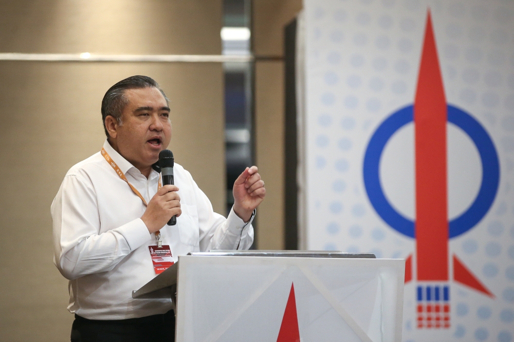 陆兆福宣布，行动党展延全国大会，以专注柔佛与森美兰州选。-Yusof Mat Isa摄-