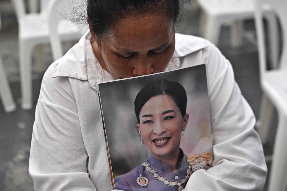 泰国民众在曼谷的朱拉隆功国王纪念医院外，哀悼帕差拉吉帝雅帕公主。-法新社-