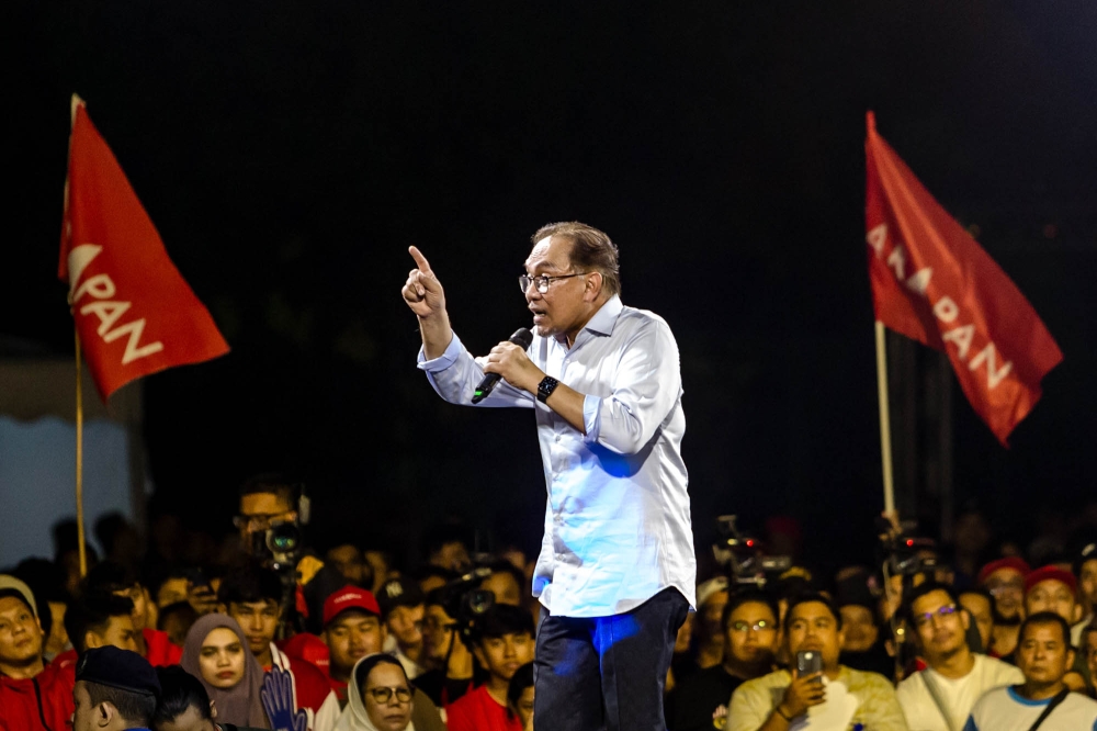 安华表示，他将与希盟领导层一起宣布柔佛州选的候选人名单。-Firdaus Latif摄-