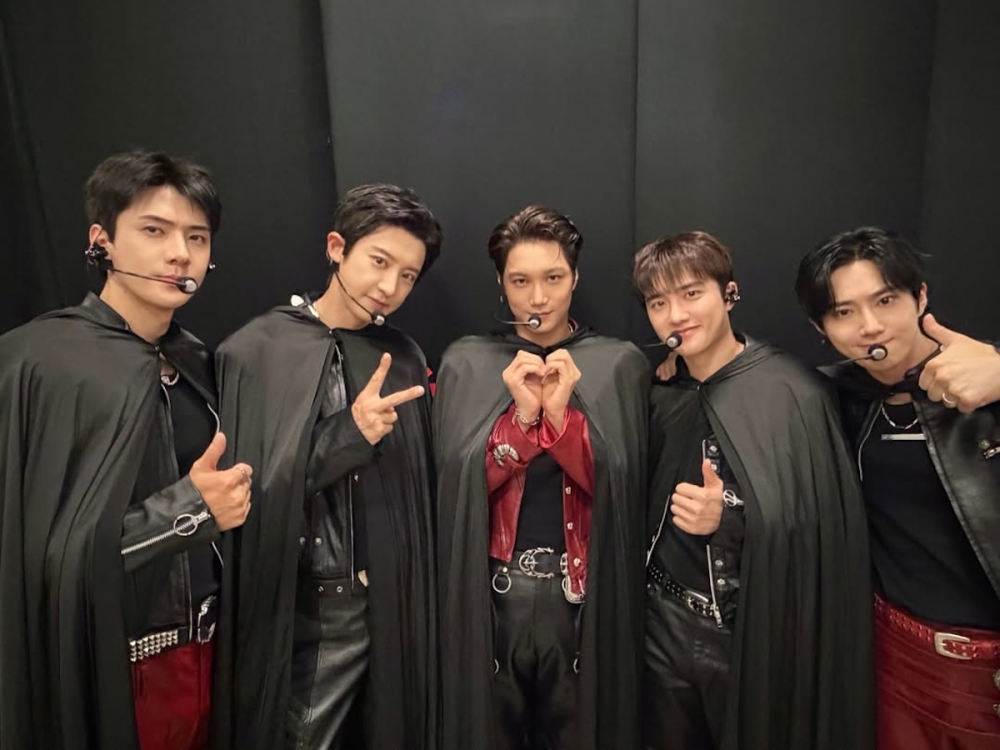 世勋（左起）、灿烈、KAI、D.O.、SUHO和KAI在舞台上火力全开，以多首经典歌曲掀起全场热潮。-图撷取EXO官方ig/@weareone.exo-