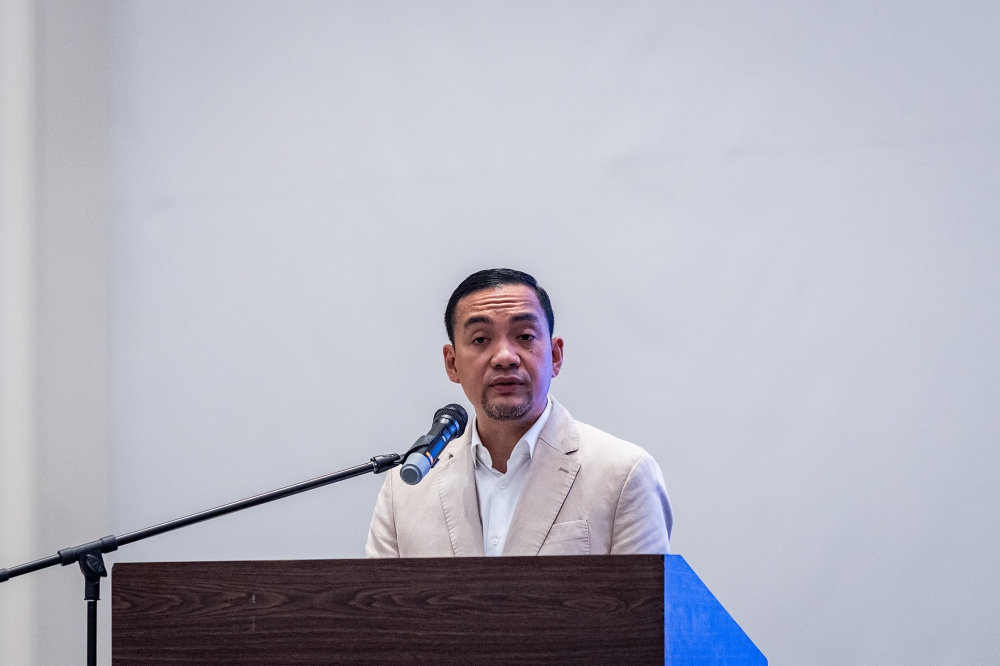 翁哈菲兹声明，柔佛州议会是在获得摄政王御准后解散，而不是摄政王指示解散。-Firdaus Latif摄-