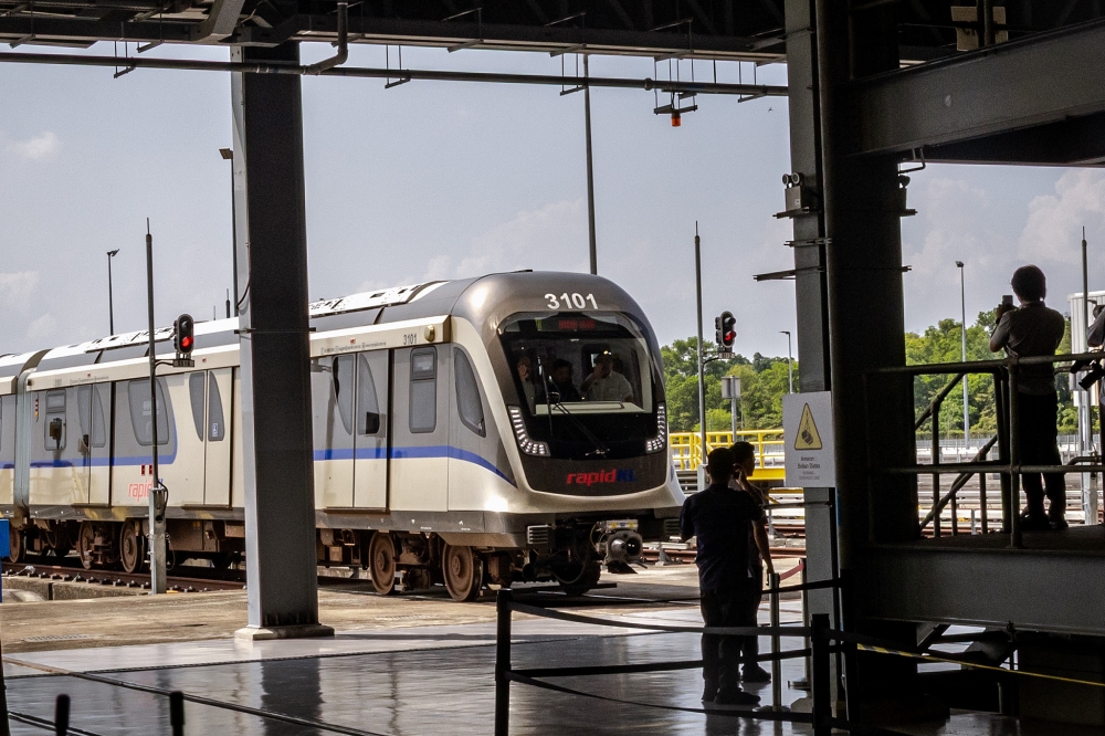 林冠英与潘俭伟指出，当初检讨LRT3计划，是为了合理压低建设成本，而事实证明成功为国家节省超过97亿令吉。-Firdaus Latif.摄-