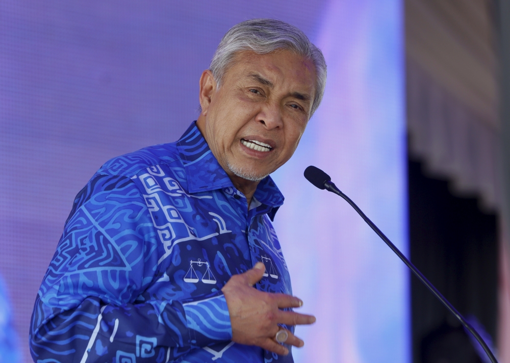 阿末扎希促请执政盟党在竞选时只谈柔佛课题，而不是重炒旧课题来攻击巫统，这会导致大家在内阁会议见面时很尴尬。-马新社-