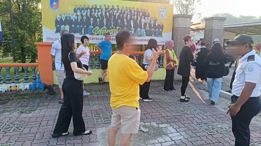 选民因穿短裤而被保安禁止进入学校。-图取自Chor Sing Ng 黄祖信脸书-