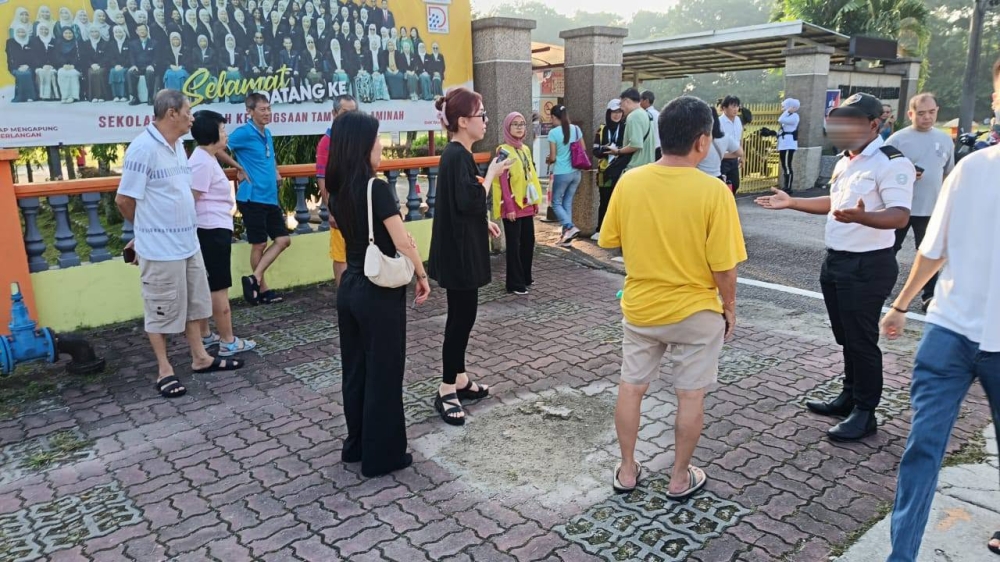 穿短裤的选民被保安拦在门外。-图取自Chor Sing Ng 黄祖信脸书-