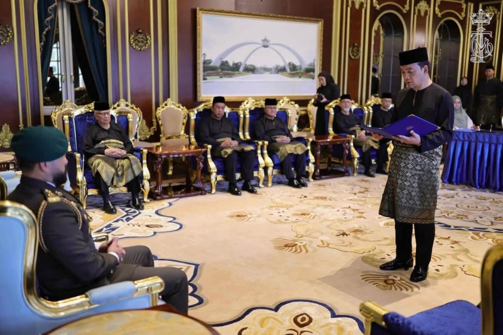 翁哈菲兹周日下午于武吉士林王宮，在柔佛摄政王东姑依斯迈面前，宣誓出任柔佛州务大臣。 -图取自翁哈菲兹面子书-